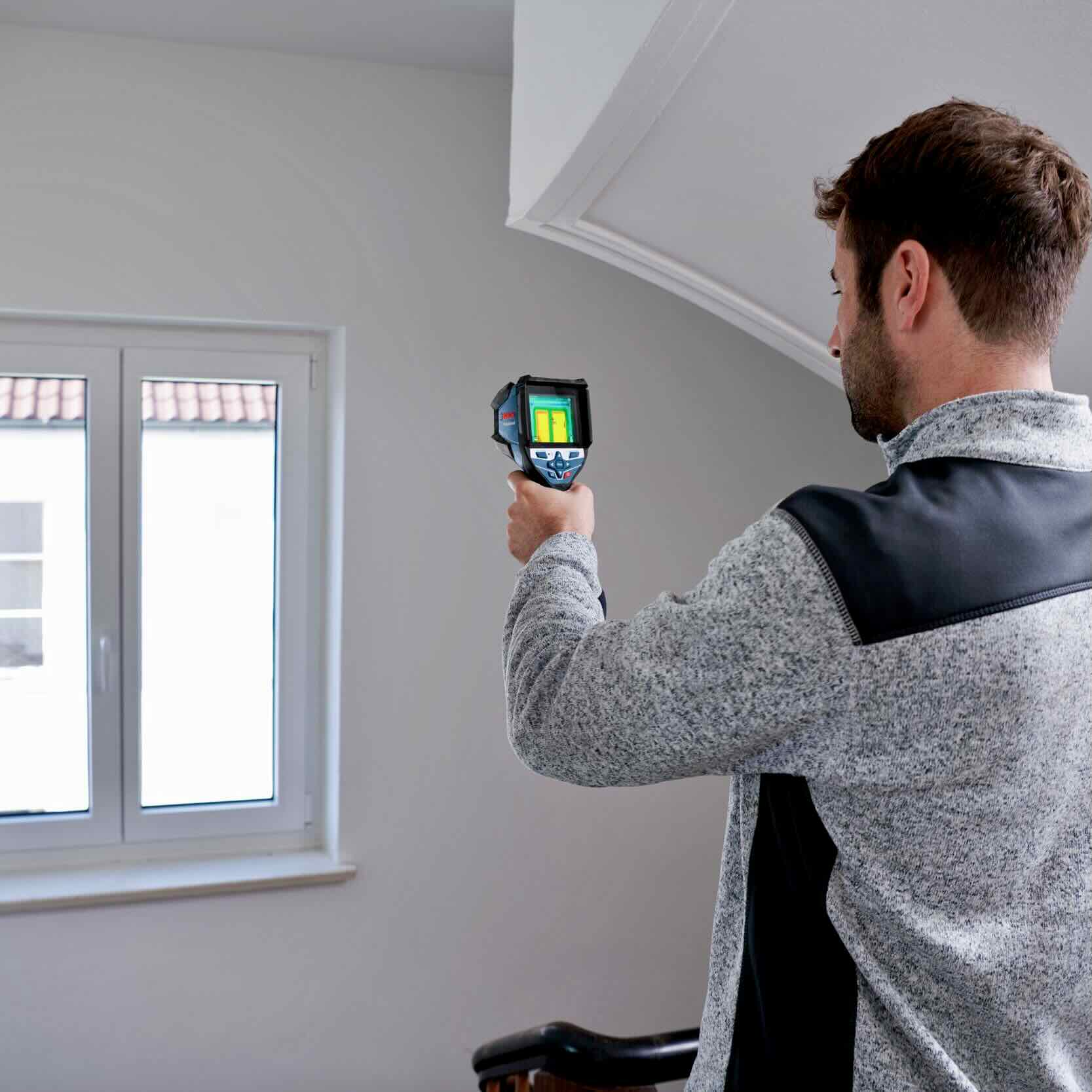 Thermografie-Innenaufnahme eines Wohnhauses, aufgenommen mit einer Bosch GTC 600 C Wärmebildkamera von LeihTronik.de Die Infrarotkamera zeigt eine gute Isolation des neu eingebauten Fensters. Das Display der Wärmebildkamera zeigt keine blauen oder violette Stellen am Rahmen der Fenster. Der Fensterrahmen leuchtet grün, was eine gute Dämmung des Fensterrahmens bestätigt.