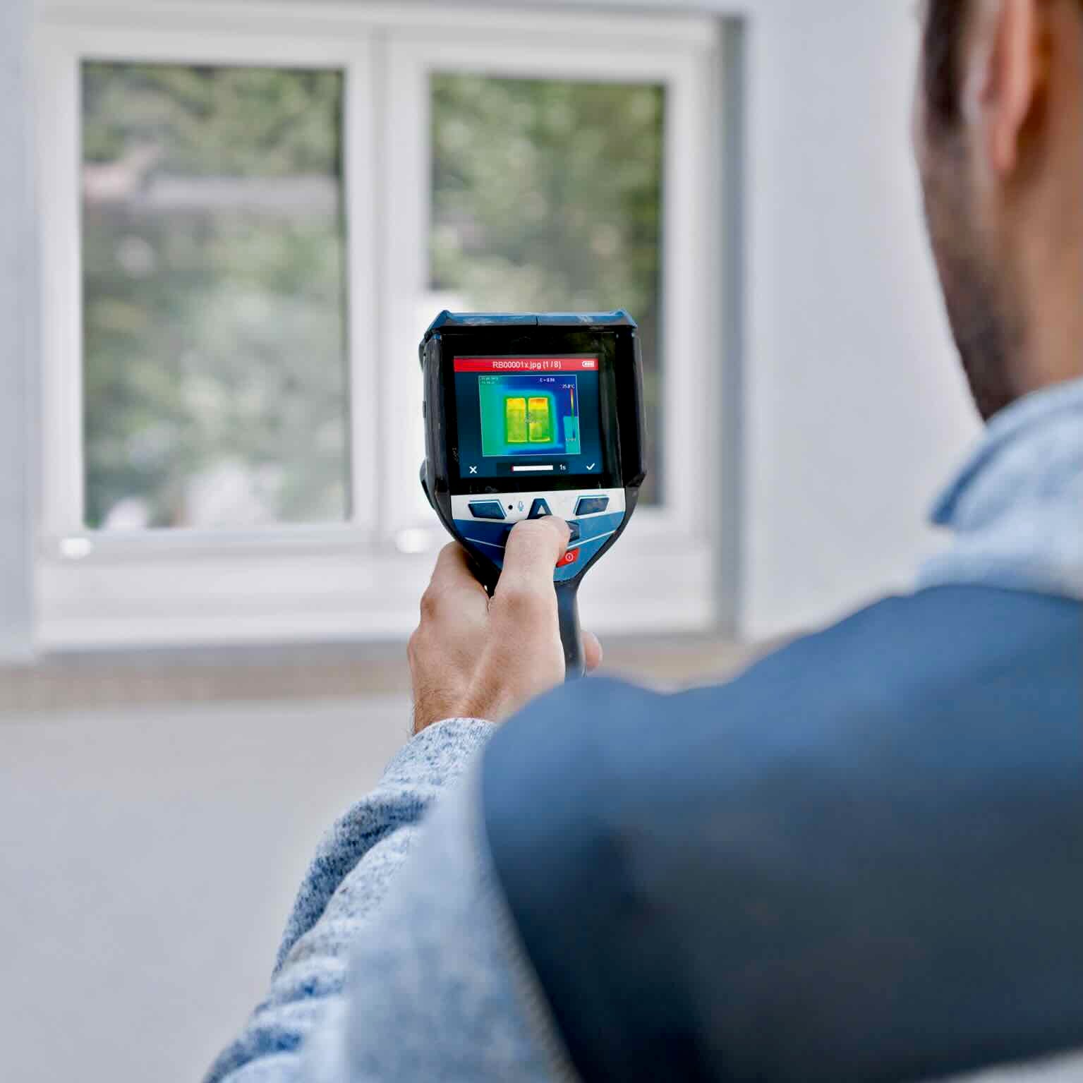 Innenaufnahme mit einer Bosch GTC 600 C Wärmebildkamera von LeihTronik.de Das Display der Wärmekamera zeigt große blaue Flächen an der Innenwand eines alten Hauses. Die Hausdämmung lässt also Kälte von draußen nach drinnen, was eine schlechte Dämmung bestätigt.