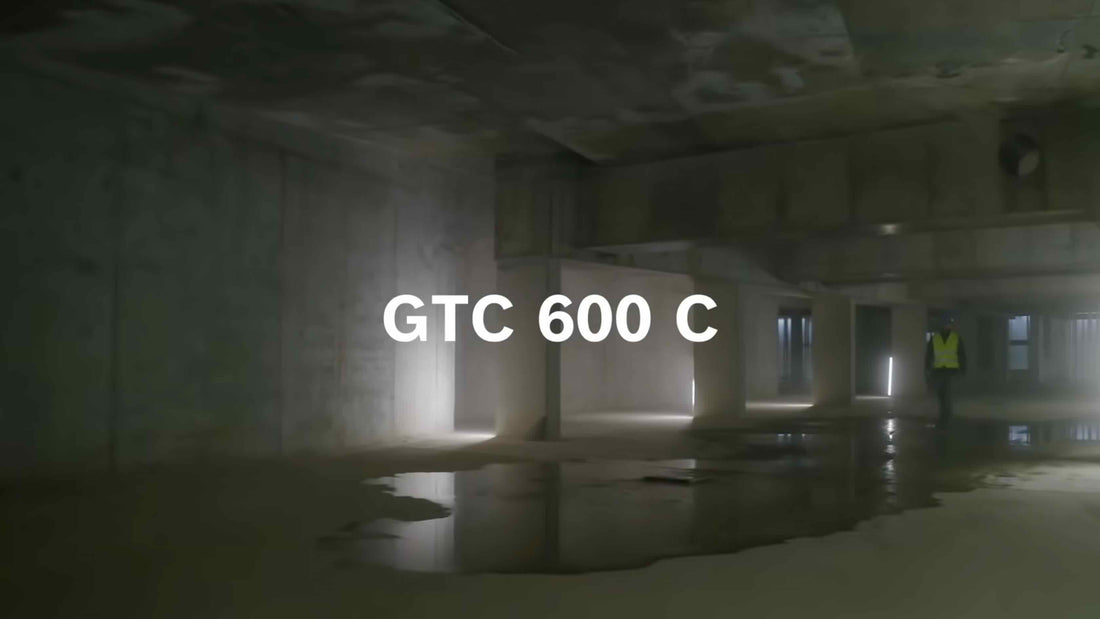 Produktvideo der Bosch GTC 600 C Professional Wärmebildkamera bei: LeihTronik.de Ein Bauarbeiter trägt das Gerät am Gürtel durch einen Rohbau. Gezeigt wird die extreme Robustheit durch einen Sturztest aus 2 Metern Höhe auf einen Steinblock. Die Wärmekamera bleibt unbeschädigt. Im Einsatz in einem Technikraum zeigt das Display hochauflösende Wärmebilder von elektrischen Anlagen. Technische Highlights: Staub- und Spritzwasserschutz IP54, stoßfestes gummierte Gehäuse und präzise Thermografie.